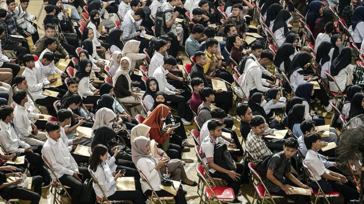 Foto: ANTARA FOTO/Aprillio Akbar/Sejumlah pencari kerja menghadiri kegiatan Job Fair Kendal 2026 di Kendal Sport Center, Kendal, Jawa Tengah, Rabu (22/7/2026).