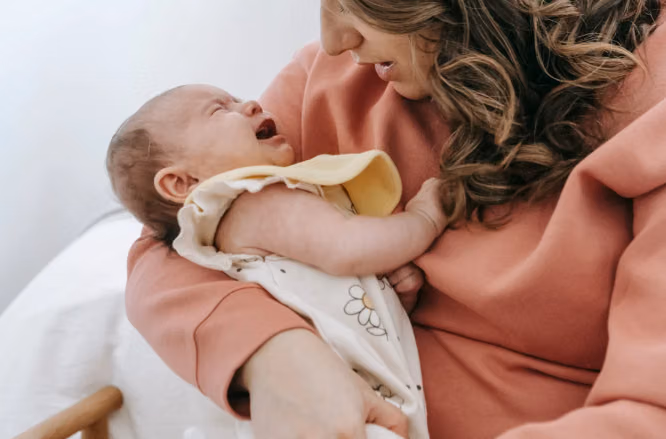 ilustrasi bayi menangis (pexels.com/sarahchai)
