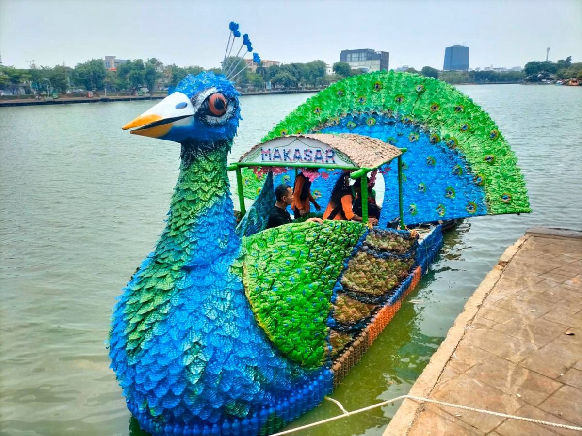 Parade 43 Perahu Daur Ulang di Danau Sunter, Warga Dapat Naik Gratis