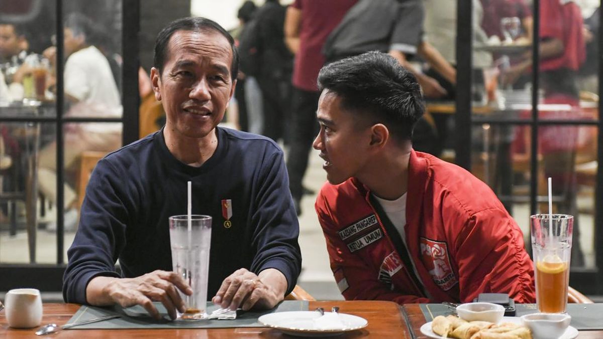 Ahmad Ali Menjelaskan Penyematan Jaket PSI kepada Jokowi