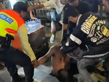 Pria Palak Ojol dan Hancurkan Gitar Pengamen Dihajar Massa