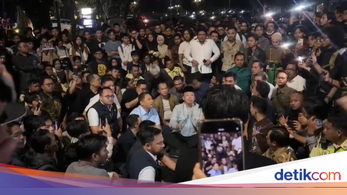 Aksi Mahasiswa di UGM: Penolakan Terhadap Diskusi Pejabat Negara