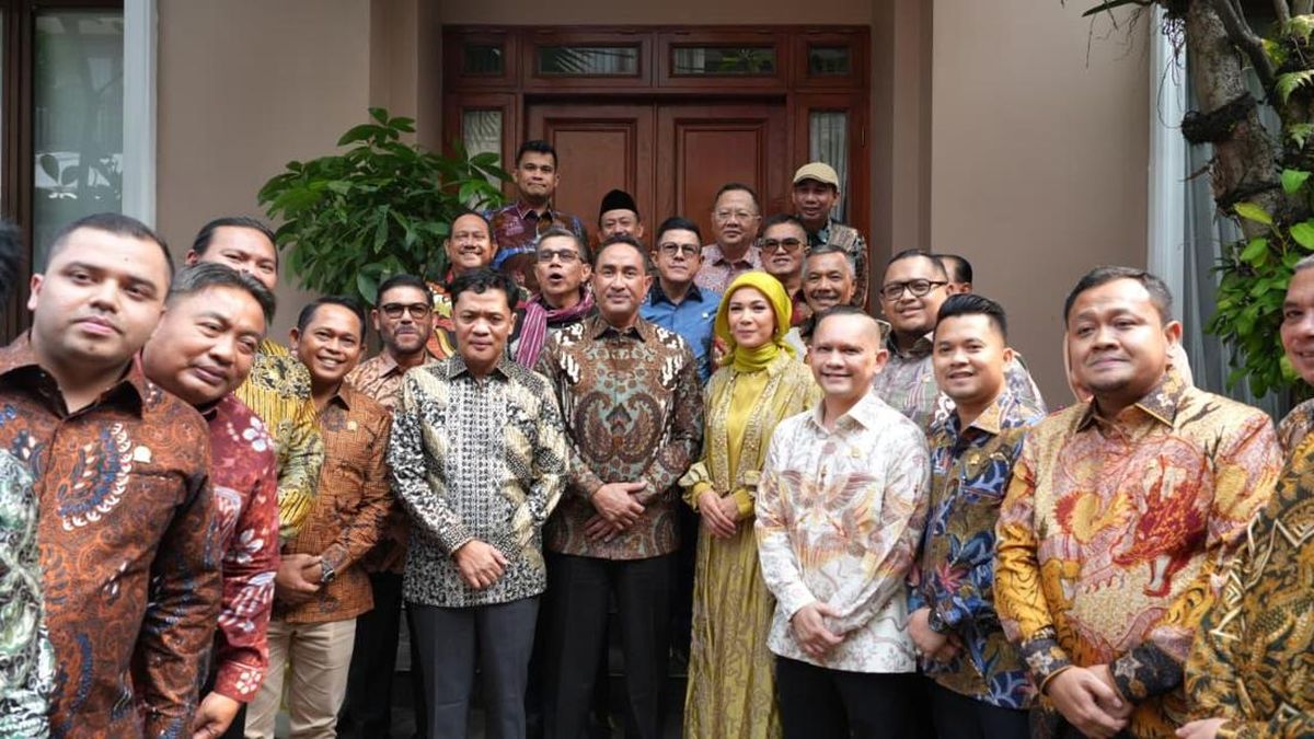 Kunjungan Anggota Komisi III DPR ke Rumah Kapolri Suyudi