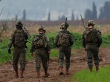 ---  
Palu Raksasa Tentara Israel Hancurkan Patung Yesus di Lebanon  
---