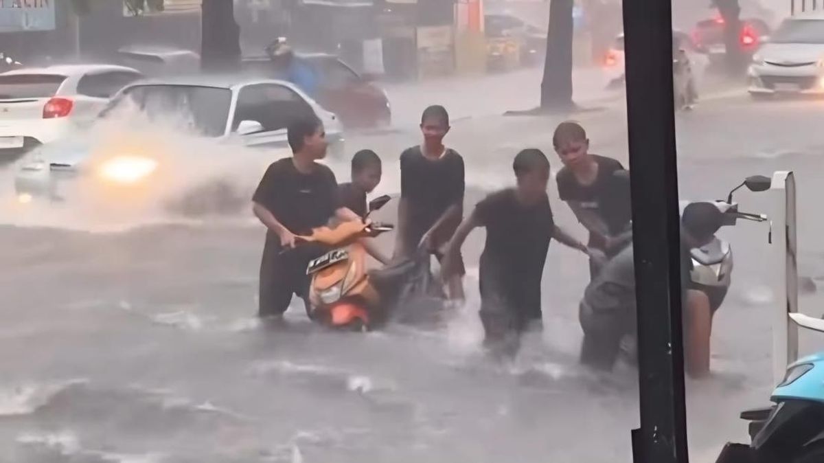 Banjir Melanda Jalan Mayor Oking Cibinong, Banyak Kendaraan Terjebak
