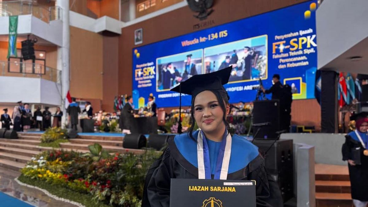Wisudawan Termuda ITS, Hasna Nur Shadrina Raih Gelar Sarjana di Usia 19 Tahun