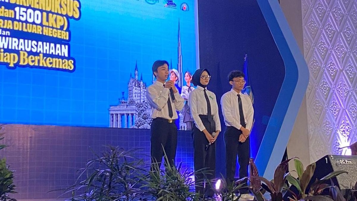 Foto: Fahri Zulfikar/detikcom/Orlando, lulusan SMKN 2 Wonosari (paling kiri); Michele; dan Radit, lulusan SMK Muhammadiyah Prambanan (paling kanan), mereka berangkat ke luar negeri untuk bekerja.