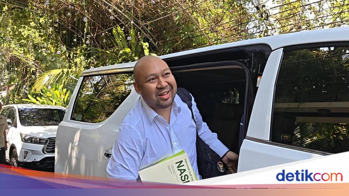 ---
Didit Prabowo Bertemu Jokowi di Solo dengan Kemeja Putih

---