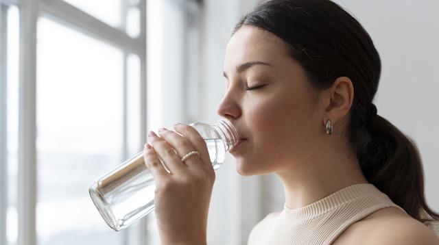 Bolehkah Minum Air Putih Saat Makan? Ini Manfaat dan Risikonya