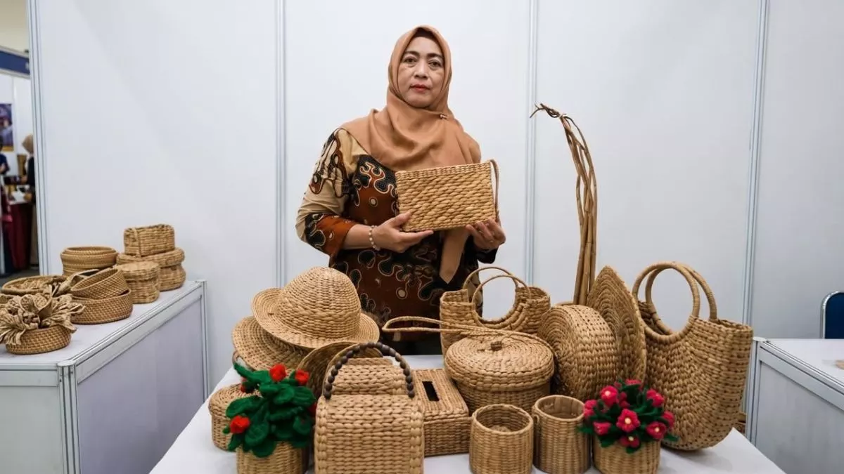 Transformasi Eceng Gondok: Maryati Ciptakan Kerajinan Bernilai dari Alam Sekitar