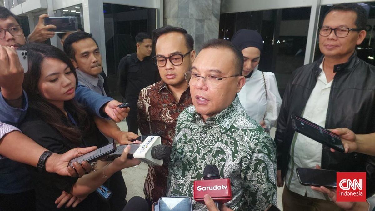 Wakil Ketua DPR Sufmi Dasco Ahmad siap berdialog dengan mahasiswa yang berunjuk rasa di depan parlemen. (CNN Indonesia/Thohirin)