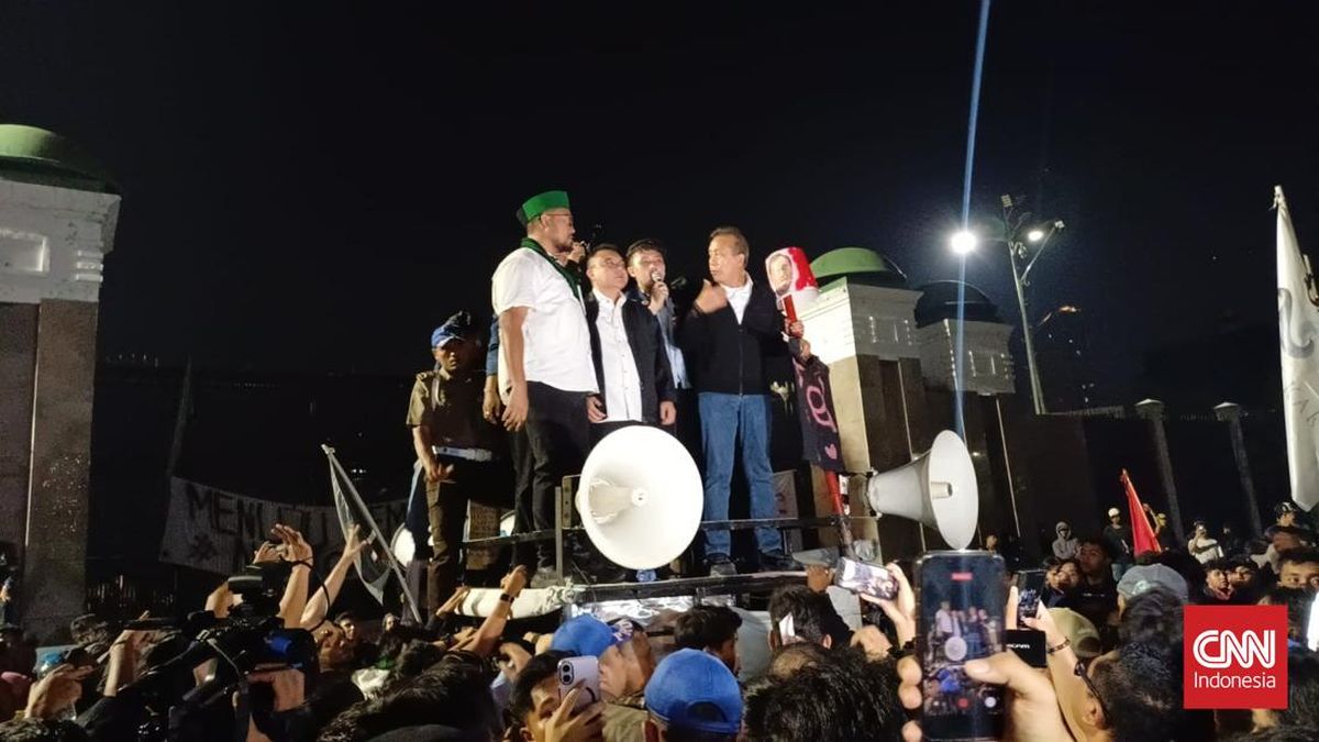 Wakil Ketua DPR Sufmi Dasco berjanji menindaklanjuti tuntutan mahasiswa setelah unjuk rasa. (CNN Indonesia/Thohirin)