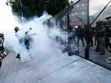 Demo Anti-Trump di Los Angeles Memanas, Polisi Terpaksa Gunakan Gas Air Mata