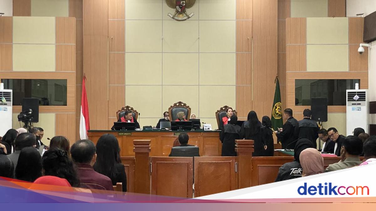 Roy Suryo Dituduh Memfitnah Jokowi Setelah Lima Kali Mengajukan Praperadilan