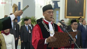 Liliek Prisbawono Resmi Dilantik sebagai Hakim MK dalam Kehadiran Prabowo