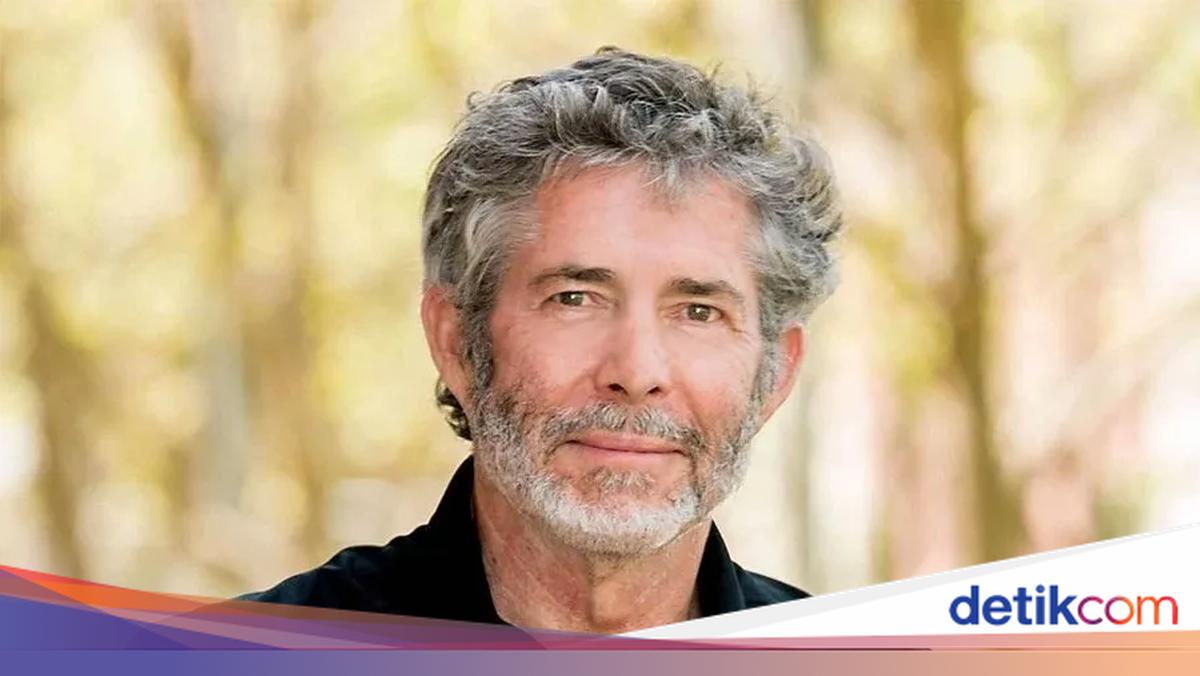 Dosen Universitas Terkenal Ini Miliki Kekayaan Mencapai Rp 188 Triliun dengan Gaya Hidup Sederhana