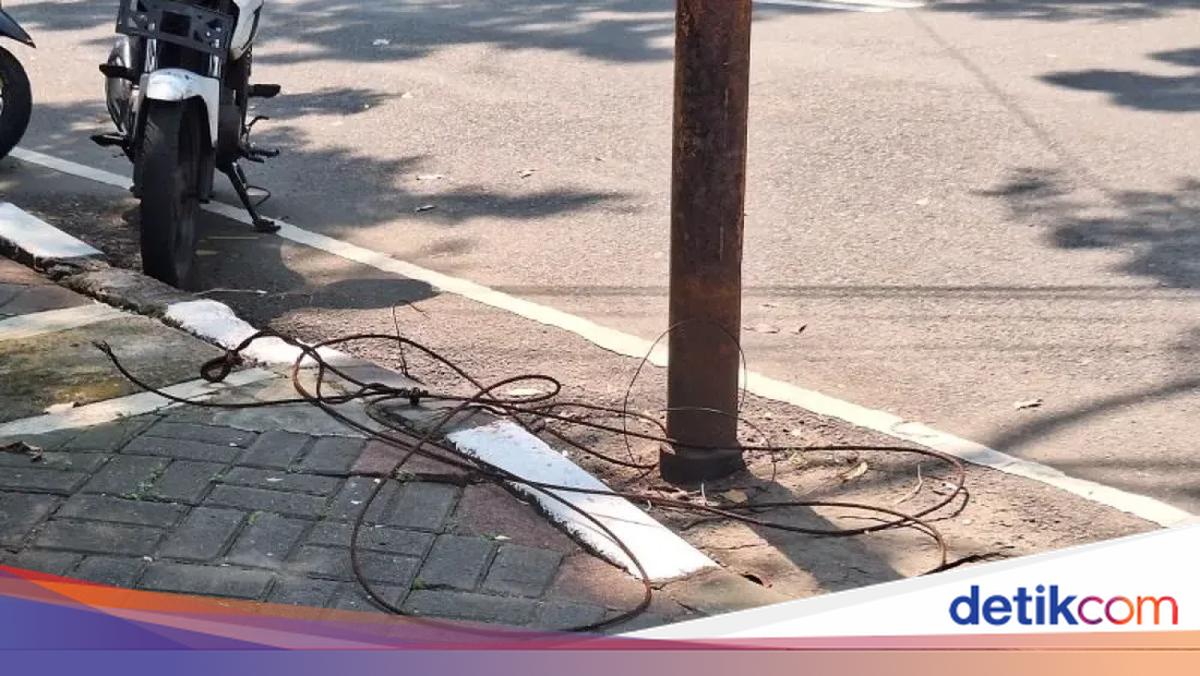Siswi SMAN 6 Jakarta tewas akibat terjatuh dari usai motor tersangkut kabel seling hingga terlindas bus sekolah di Kebayoran Baru, Jaksel. (ANTARA/Luthfia)