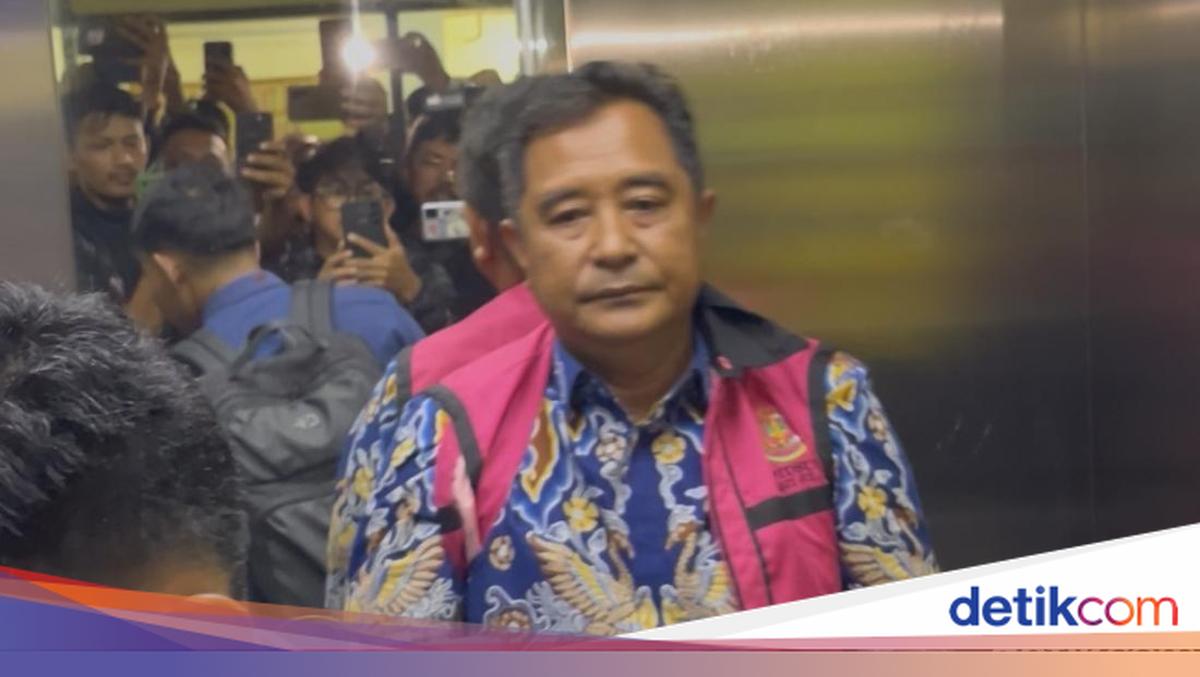 ---
Mantan Pj Gubernur Sulsel Bahtiar Menang Praperadilan, Status Tersangka Dibatalkan

---