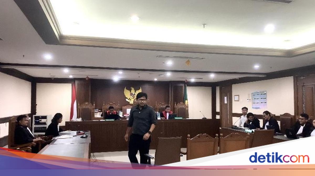 ---
Ferry Irwandi Bersaksi Meringankan Terdakwa Kasus Pengeditan Tangkapan Layar Terkait Demonstrasi

---