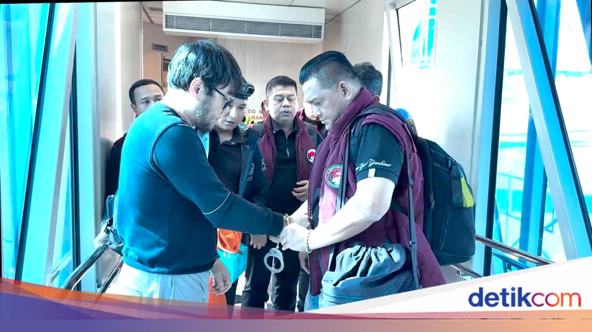Tim delegasi Polri memulangkan Frans Antony dari Malaysia ke Indonesia. Frans merupakan buron TPPU dengan tindak pidana asal narkotika jaringan Fredy Pratama. (dok Istimewa)