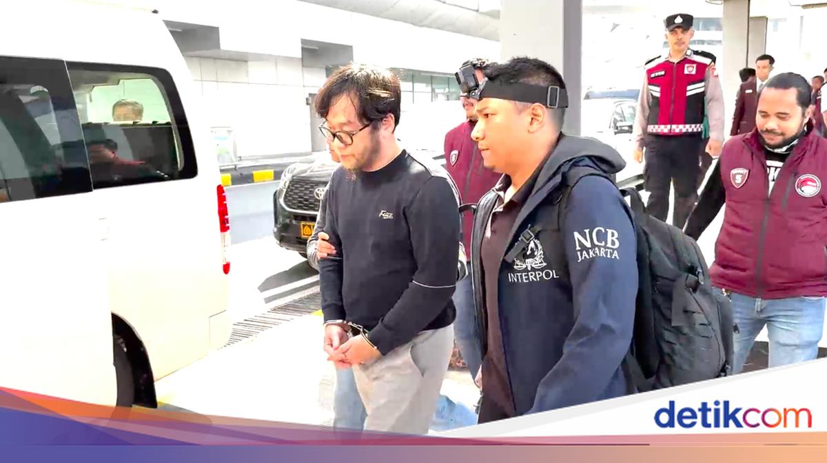 ---
Frans Tukar Uang ke Dolar Singapura Sebelum Mengirim ke Gembong Narkoba di Thailand

---