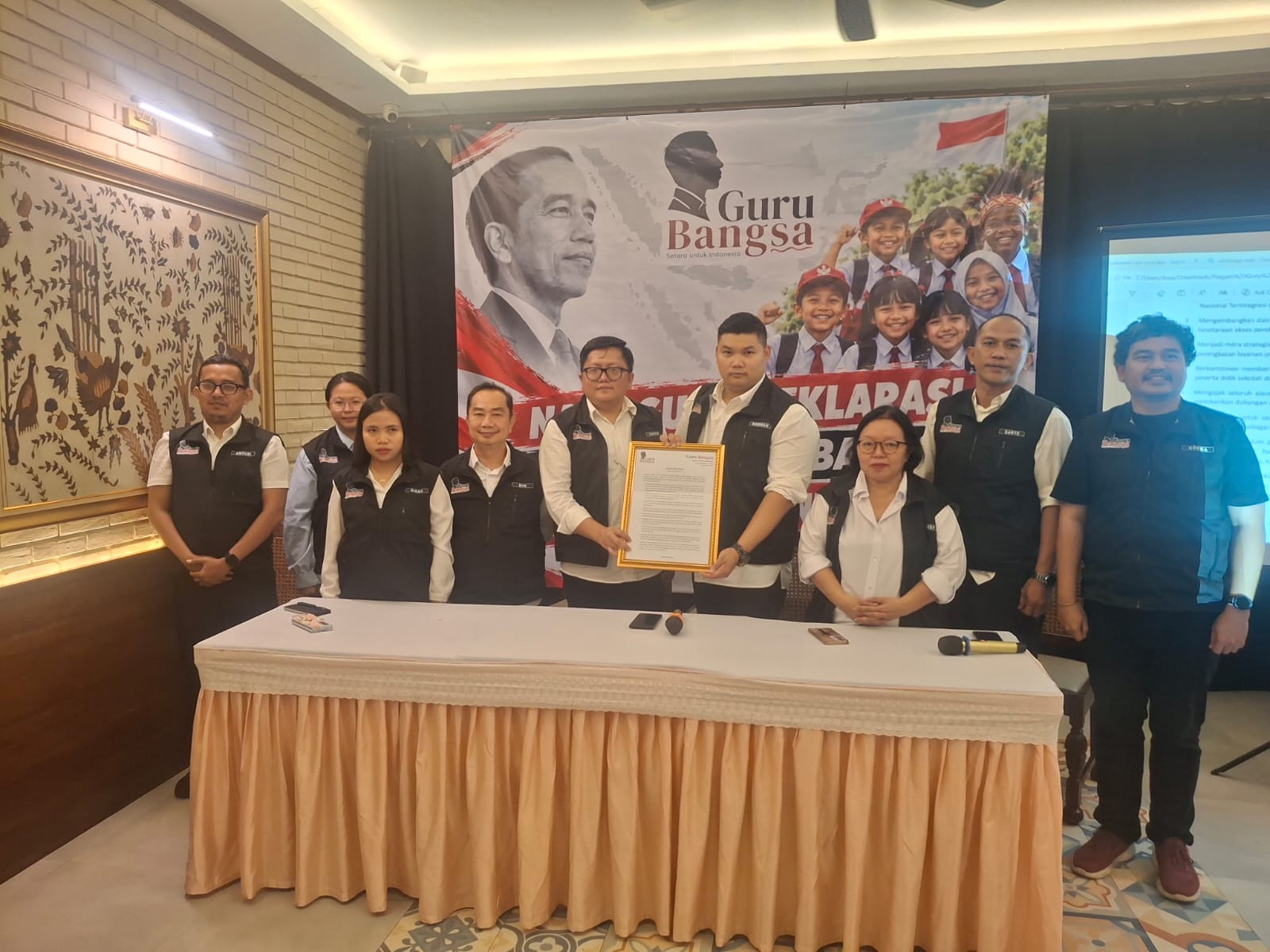 Peluncuran Gerakan Guru Bangsa dengan Logo Siluet Jokowi
