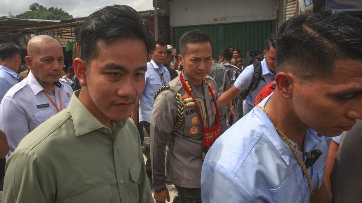 Wakil Presiden Gibran Rakabuming Raka saat mengunjungi pasar Youtefa di Kota Jayapura, Papua. (ANTARA FOTO/GUSTI_TANATI).