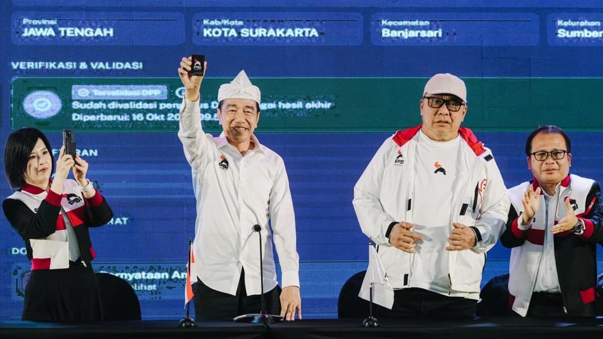 PDIP Menanggapi Jokowi yang Memperlihatkan KTA PSI: Sebaiknya Tunjukkan Ijazah S1 UGM