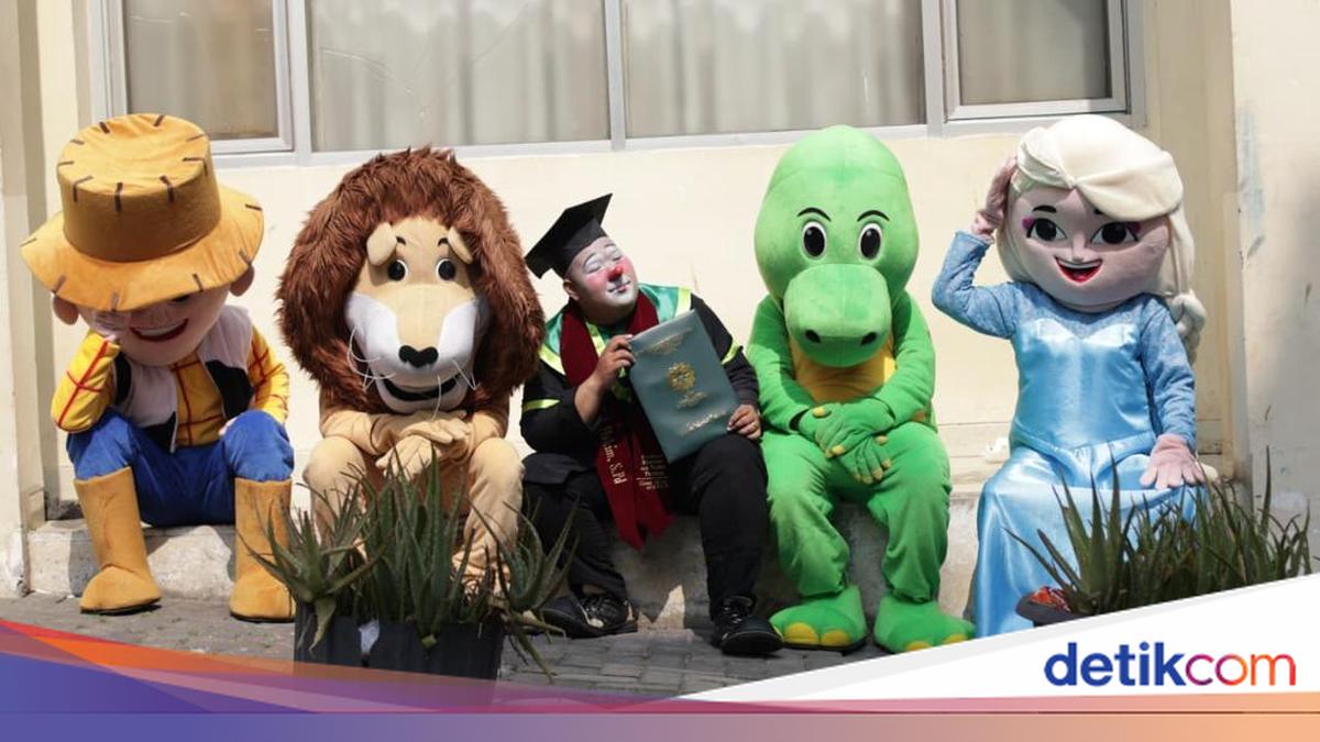 Kisah Inspiratif Hakim, Wisudawan Berpenampilan Badut yang Viral di Media Sosial