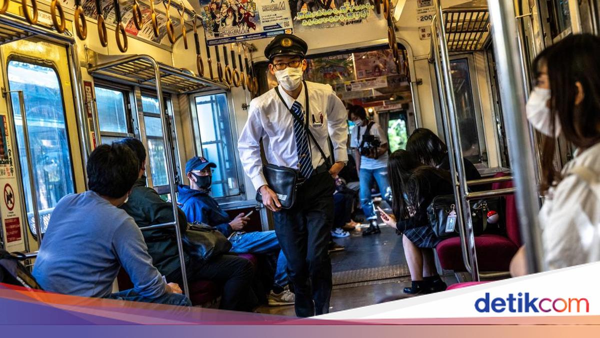 ---
Kejadian Menghebohkan di Kereta Jepang, Sepuluh Penumpang Dilarikan ke Rumah Sakit

---