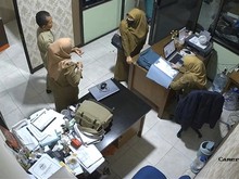 Kejadian Menarik di Gresik: Wanita Masuk Kerja dengan Seragam ASN, Ternyata Tertipu Dokumen Palsu