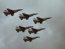 Iran Kembali Tembak Pesawat AS, Kini C-130 dan 2 Heli Black Hawk