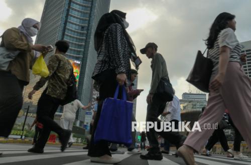Menjelang Rilis Pertumbuhan Ekonomi, Rupiah Melemah ke Rp17.405 dan IHSG Turun