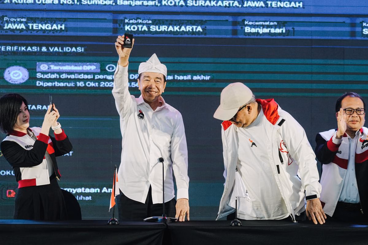 Jokowi Tunjukkan Kartu Anggota PSI: Saya Resmi Bergabung Sejak Oktober 2025