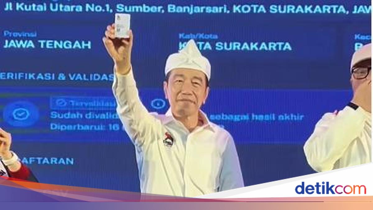 Jokowi Perlihatkan KTA PSI di Bandung, Resmi Bergabung Sejak 14 Oktober 2025