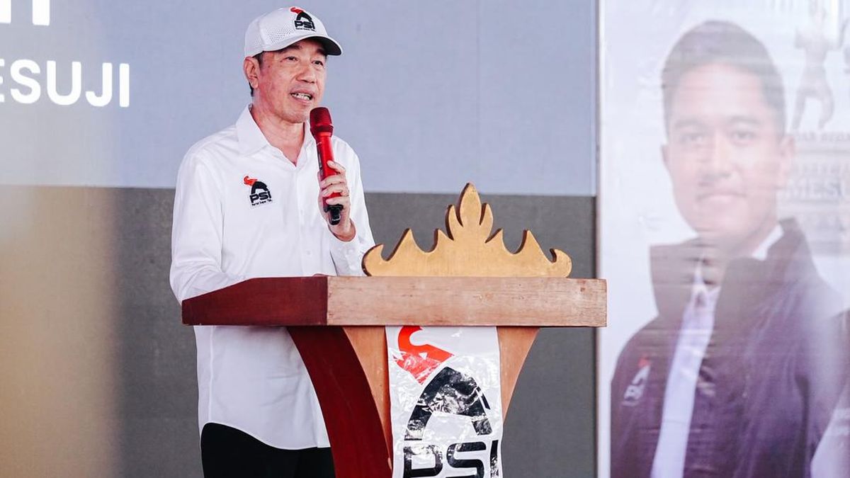 Jokowi Resmi Bergabung dengan PSI, Tunjukkan Kartu Anggota di Bandung