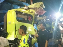 KA Dhoho di Blitar Tabrak Truk Setelah Mogok di Perlintasan