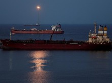 Kapal Pertama Menembus Selat Hormuz Usai Gencatan Senjata AS-Iran
