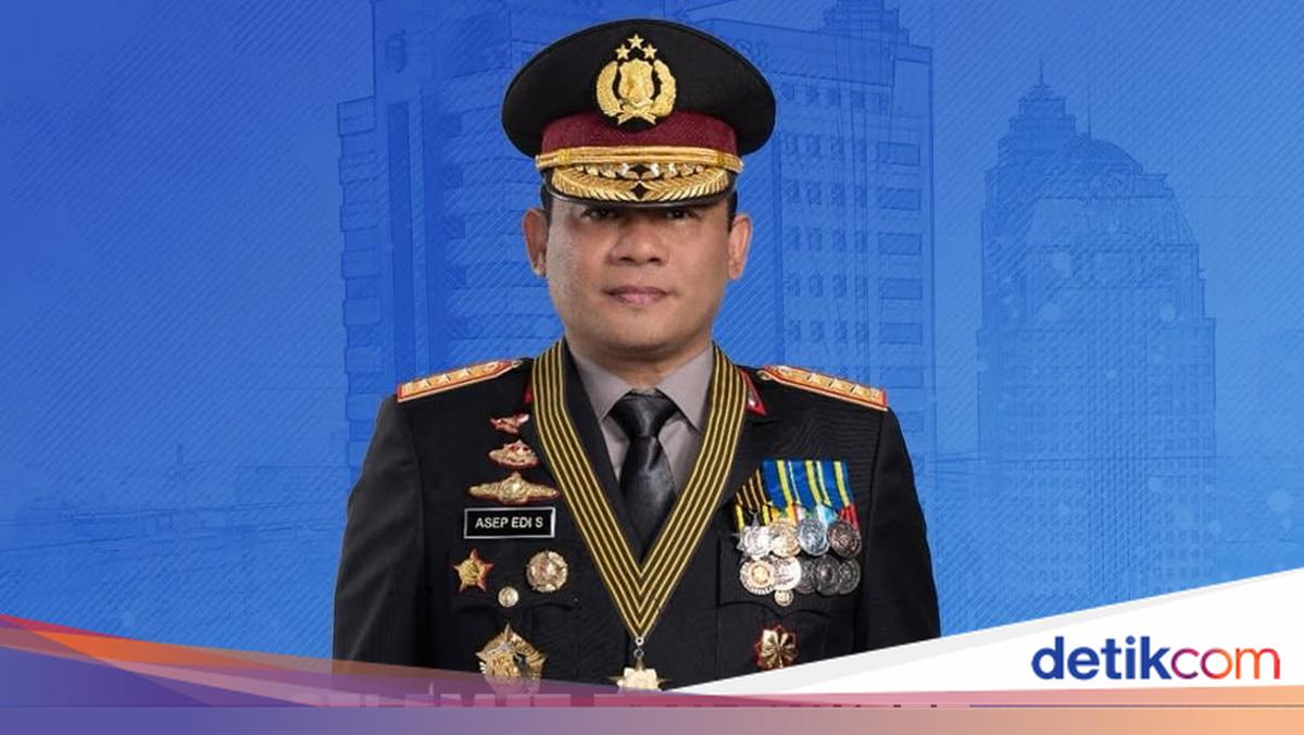 ---
Kenaikan Pangkat Kapolda Metro Jaya Menjadi Komisaris Jenderal

---