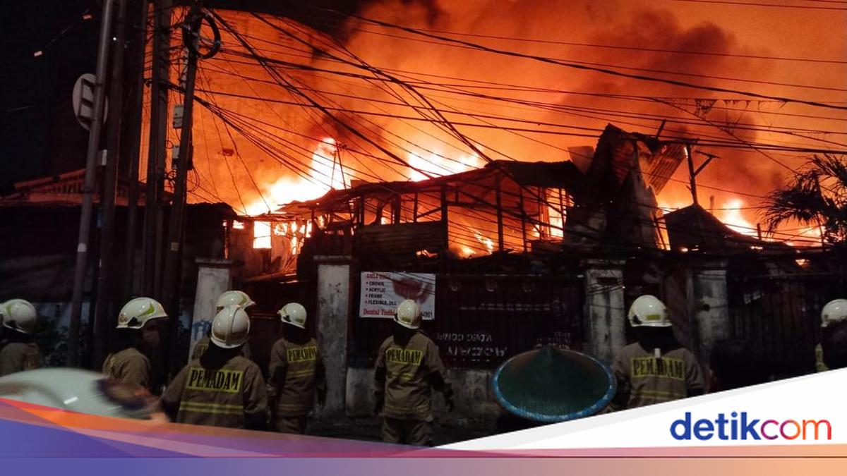 Kebakaran Melanda Kebayoran Lama, Berasal dari Warteg