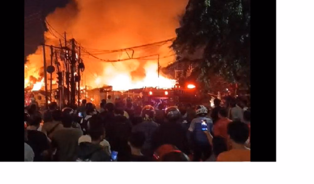 Kebakaran Melanda Kebayoran Lama, Diduga Akibat Korsleting Listrik di Warteg