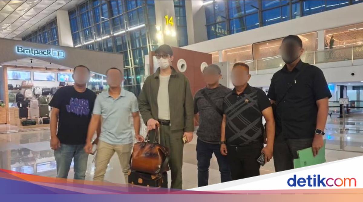 Kejagung menangkap Richard Arief Muljadi (38) terdakwa buron kasus penipuan bisnis batu bara di Bandara Soekarno-Hatta (Soetta), Tangerang, Banten. (Dok. Kejagung)