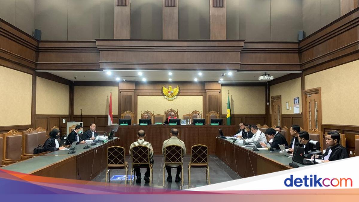 Keluarga Pejabat Bea Cukai Memindahkan Bingkisan Usai OTT KPK