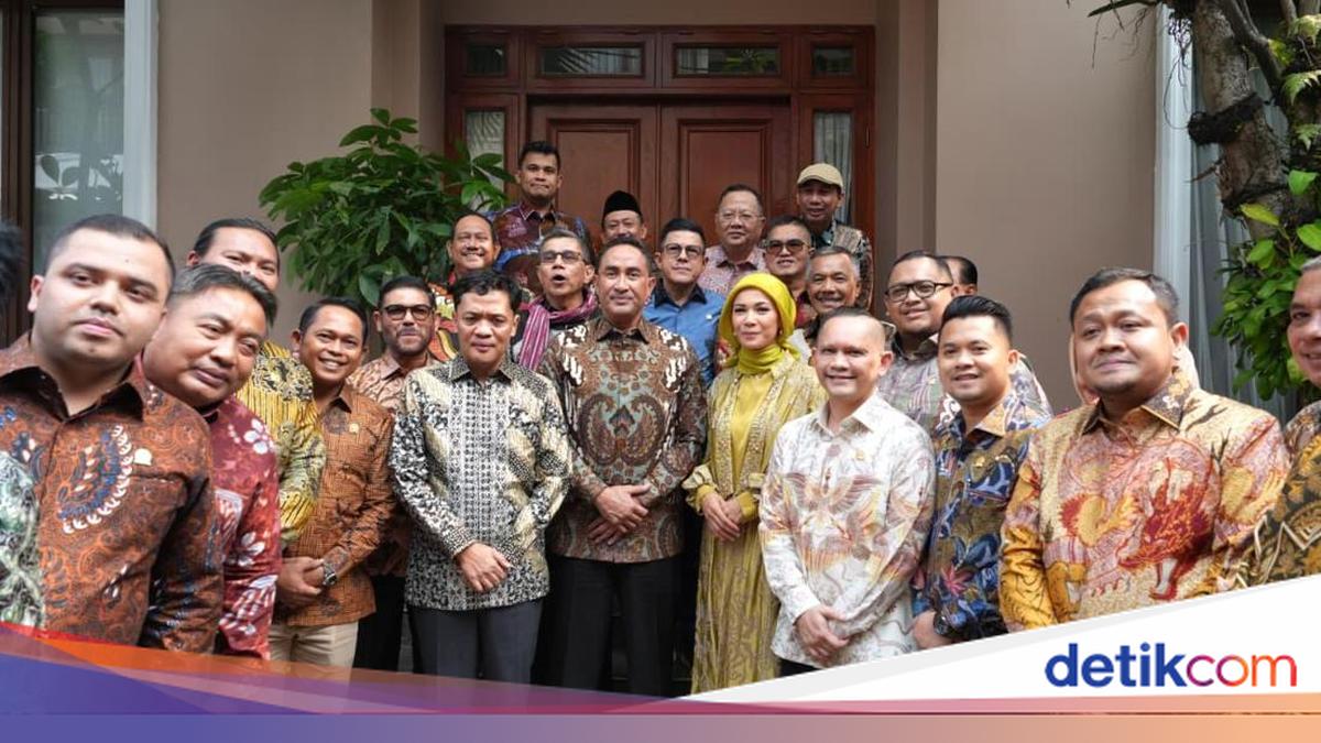 Kunjungan Komisi III DPR ke Kediaman Kapolri Jenderal Suyudi