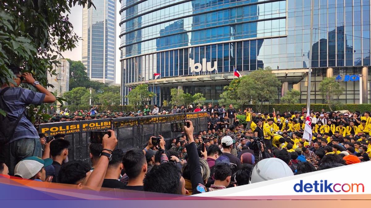 Mahasiswa Universitas Indonesia Tertahan Saat Aksi di Jalan Sudirman