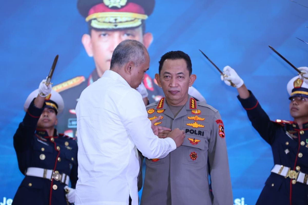 Kapolri Terima Penghargaan dari BSSN atas Kontribusi di Bidang Keamanan Siber
