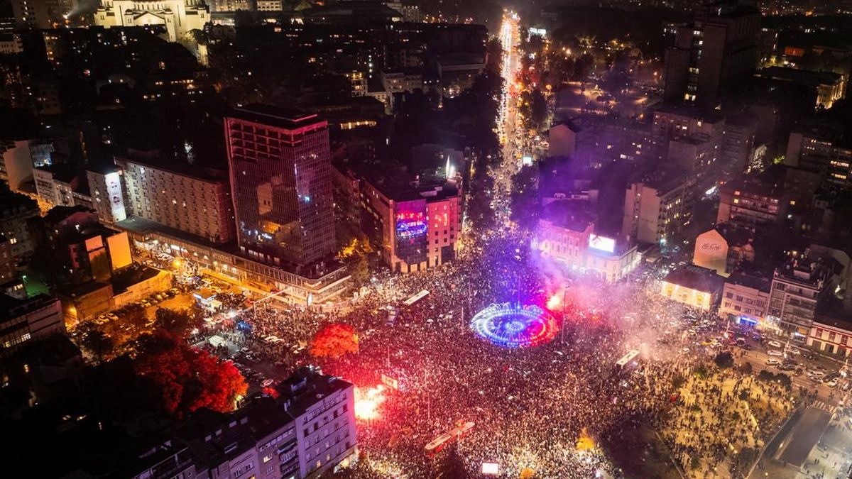 Mahasiswa Serbia Berhasil Menggulingkan Pemimpin yang Berkuasa Selama 14 Tahun