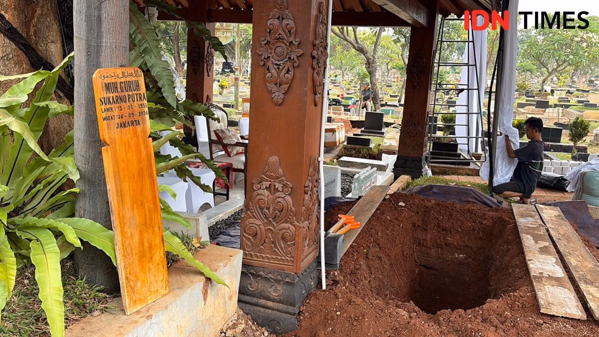 Pelayat Hadiri Pemakaman Guruh Soekarnoputra di TPU Karet Bivak