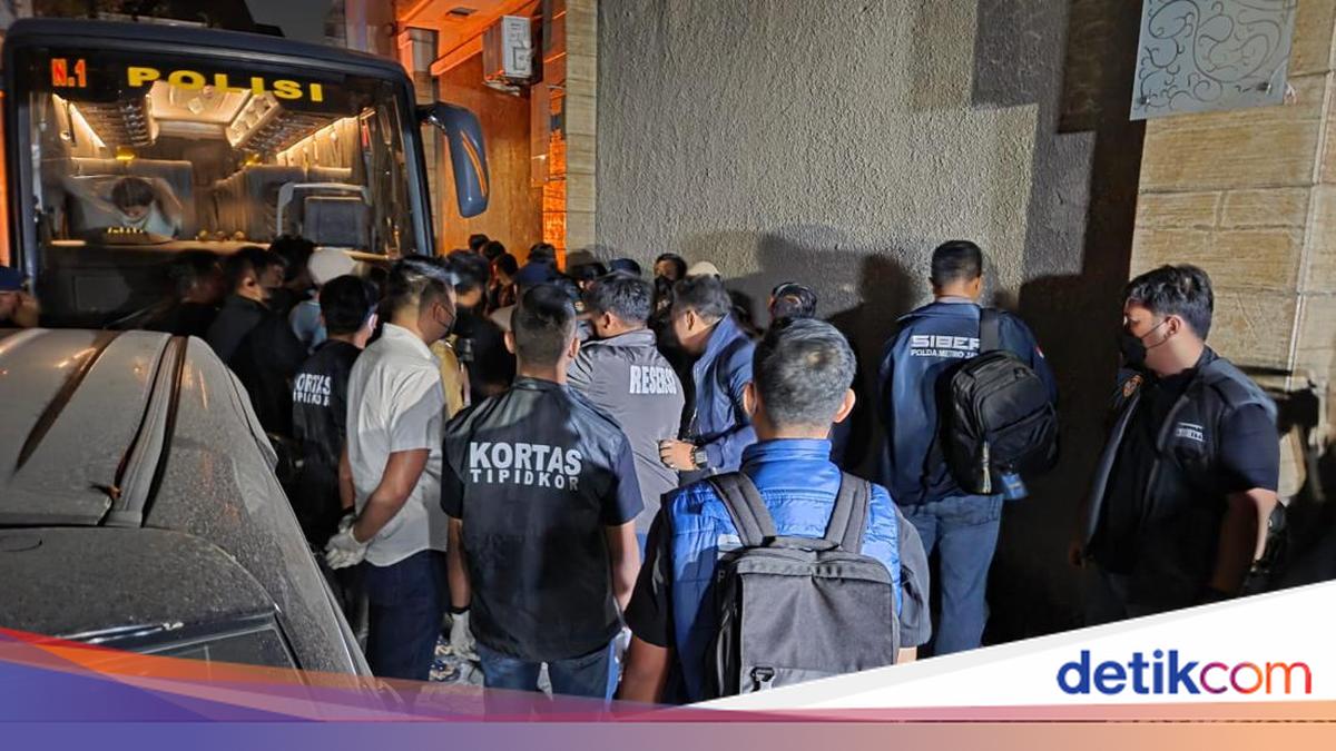 ---
Penggeledahan Berlanjut, Polisi Kembali Datangi Ruko di Cipete Jakarta Selatan

---