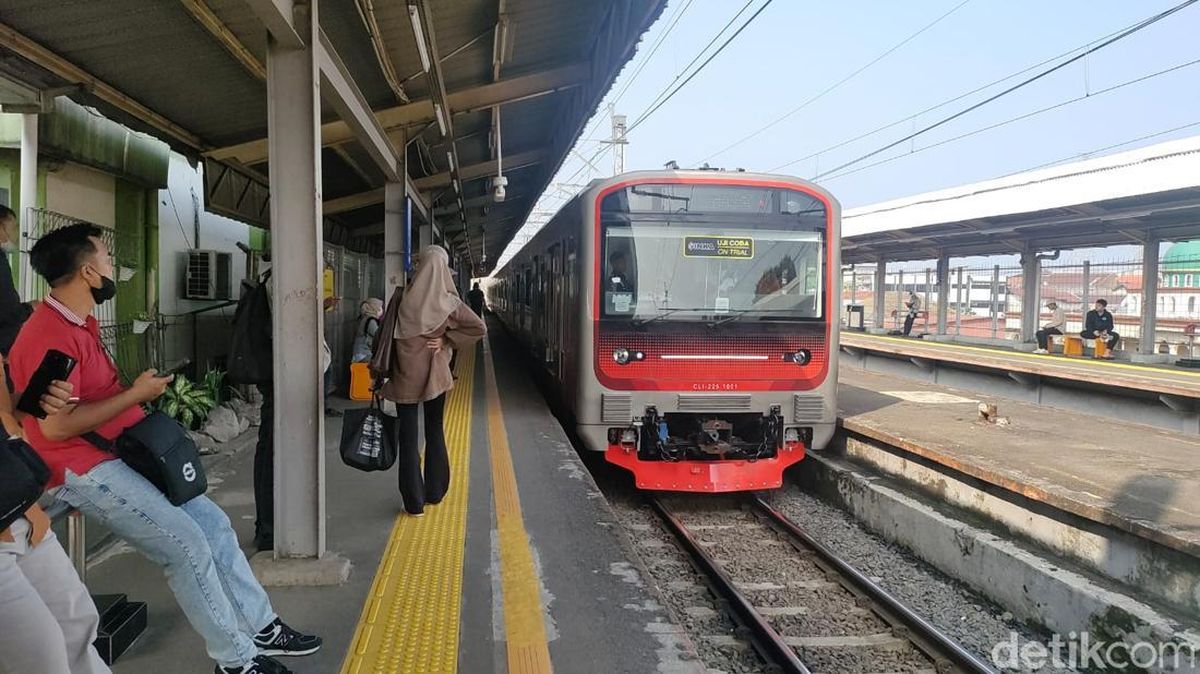 Masinis Diperiksa Setelah KRL Melewati Stasiun Sudirman